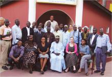 Uma fotografia do grupo dos participantes no Seminário de Avaliação de Preparação das ER em Gâmbia 